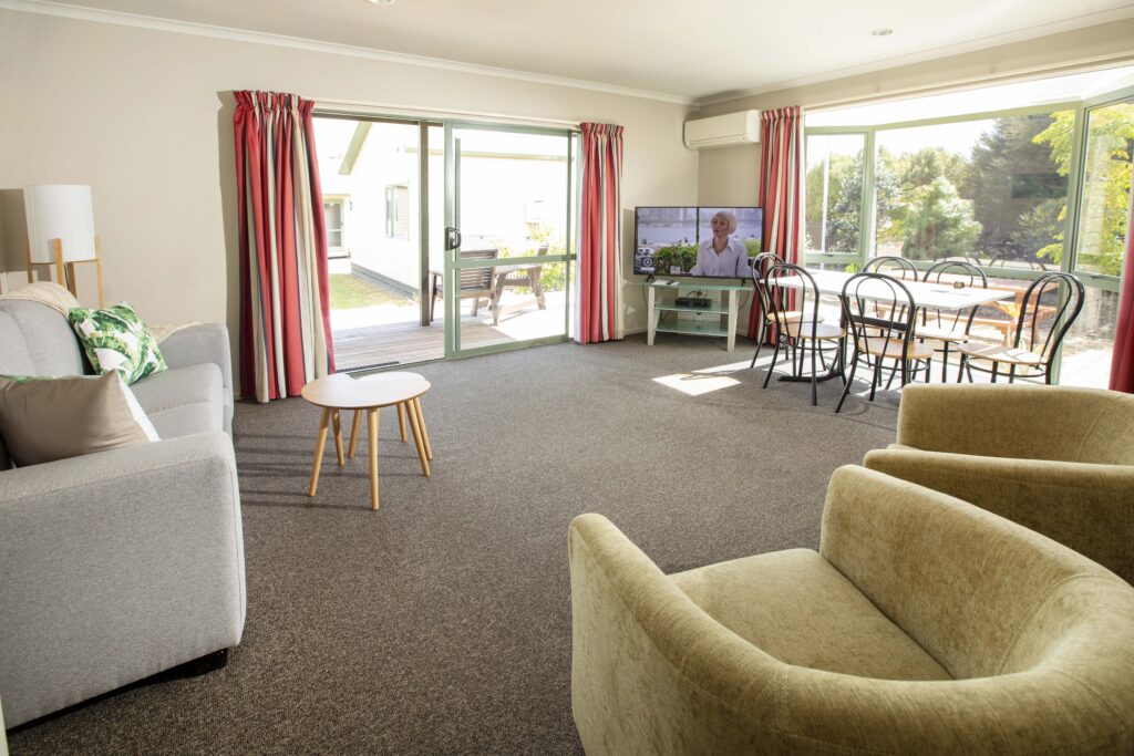 Apartment motels lounge at Tahuna Beach Holiday Park