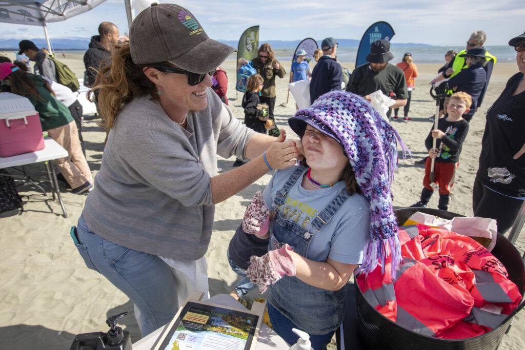 Picture by Tim Cuff 28 September 2024 - Tāhuna Beach Holiday Park clean-up at Tāhuna Beach, Nelson, New Zealand