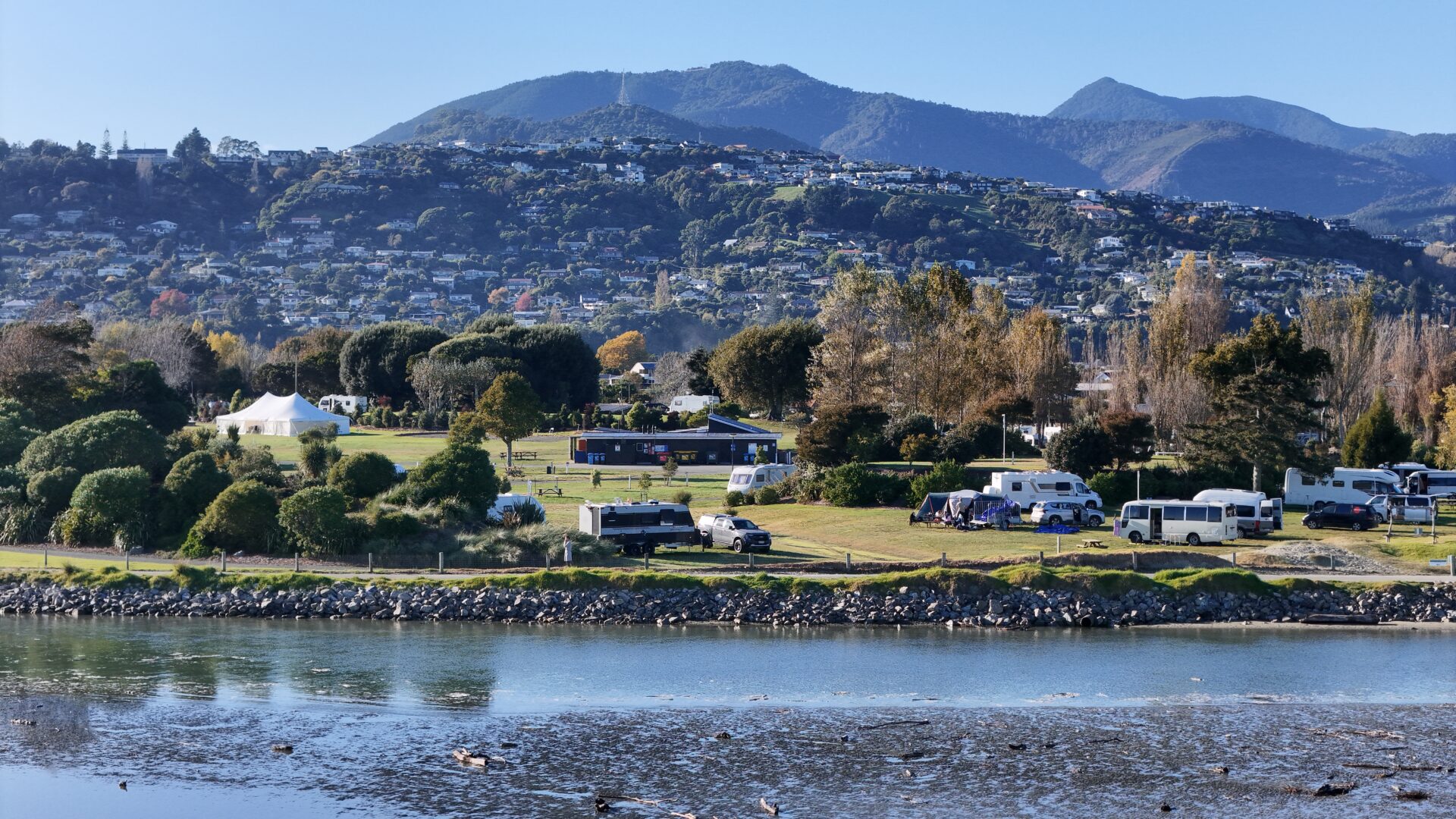 Beach side sites at Tāhuna Beach Holiday Park