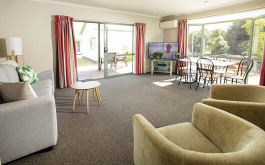 Apartment motels lounge at Tahuna Beach Holiday Park